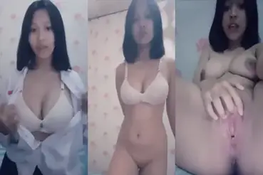 Cewek muda langsing pamer body montok poster