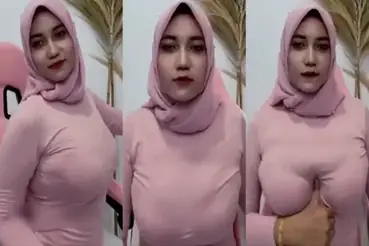 Cewek tetek gede pamer body di live bikin ngiler poster